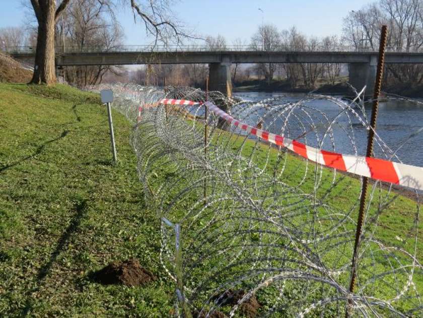 Zaradi poplav ogroženo žično ograjo naj bi začasno delno odstranili 