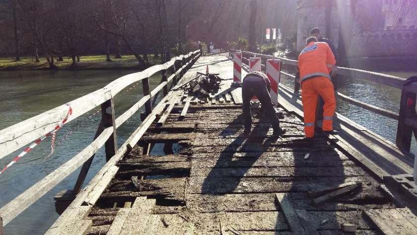 VIDEO&#38;FOTO: Leseni most na Otočcu zaprt