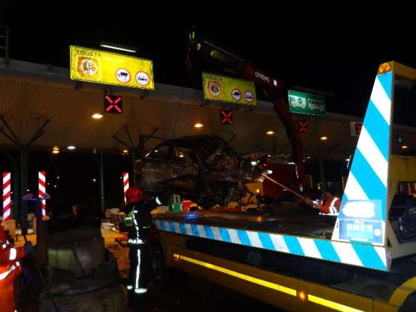 FOTO: 24-letni voznik z osebnim vozilom trčil v betonski steber cestninske postaje in umrl