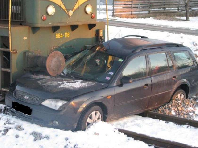 FOTO:  Voznica zapeljala pod vlak 