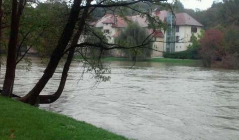 Deževje povzročilo nekaj težav, reke bodo še naraščale