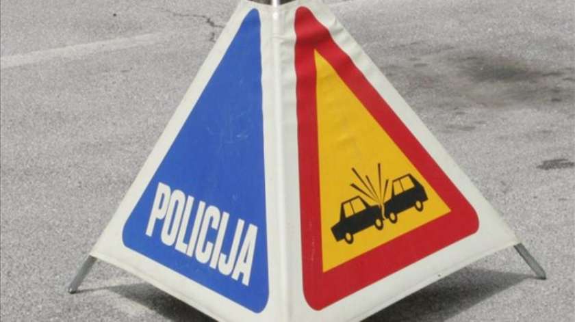 Voznik v Novem mestu zapeljal s ceste na njivo, v Litiji se je z avtom prevrnil na streho 