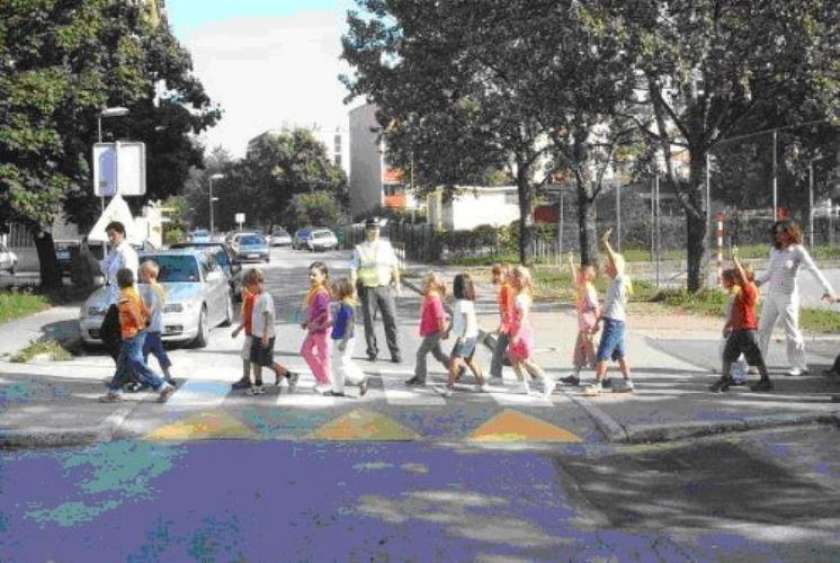Nove smernice o šolskih poteh za večjo varnost šolarjev na cesti 