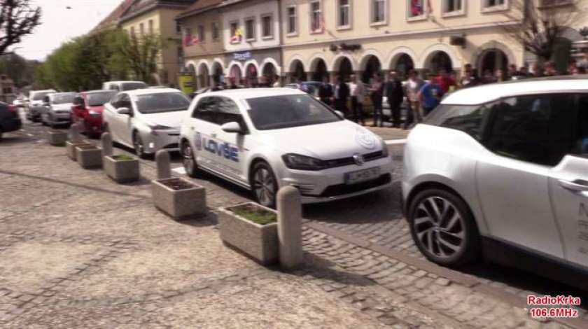 FOTO/VIDEO: Izpred Rotovža v Ljubljano s hibridnimi in električnimi vozili