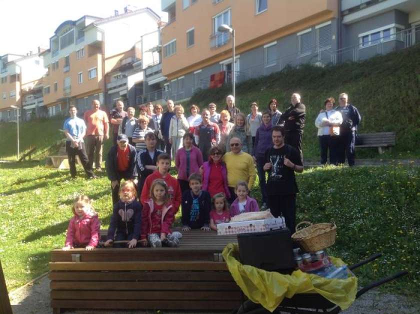 Foto: KS Majde Šilc in Center skupaj v akciji &#34;Očistimo sosesko 2016&#34;
