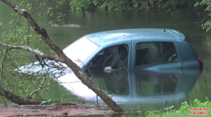 FOTO&#38;VIDEO: Voznica v kampu Otočec zapeljala v reko Krko