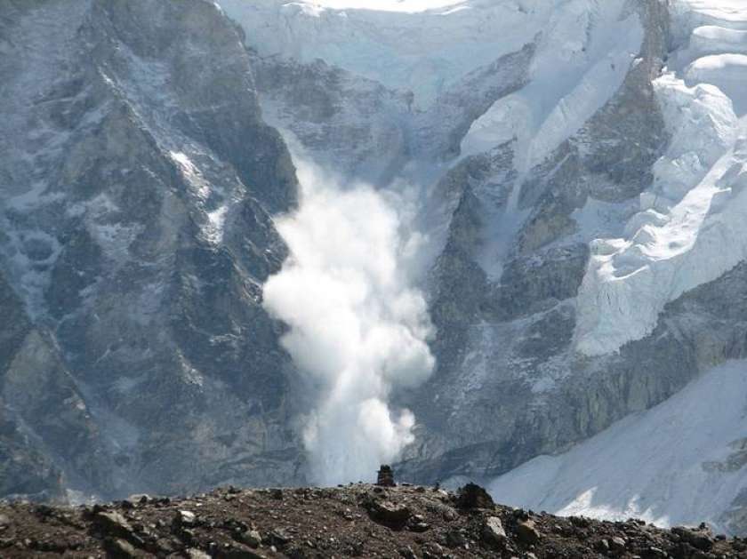 Na Everestu umrl plezalec, dva pogrešajo