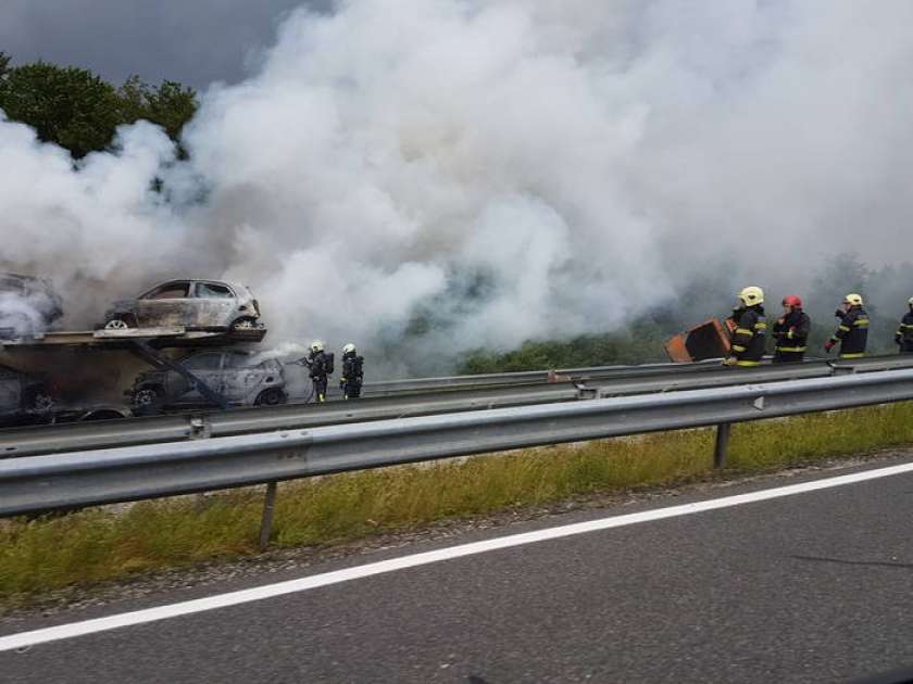 FOTO: Prometna nesreča na Dolenjki, avtocesta je bila več ur zaprta