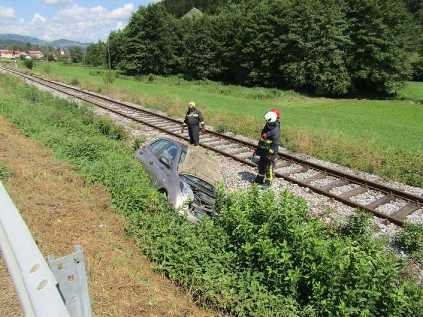 Osebno vozilo se je ustavilo na železniških tirih