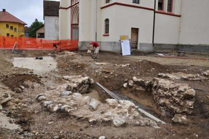 FOTO: V Mirni Peči odkrili ostanke protiturške utrdbe in slovansko grobišče