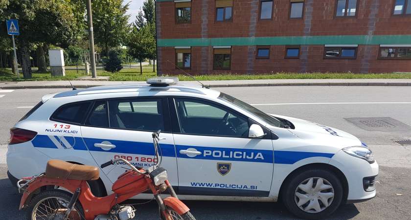 Z ukradenim motorjem v roke policistom