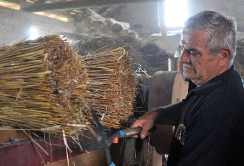 FOTO: Luknjica pri luknjici, pa vendar vodo drži