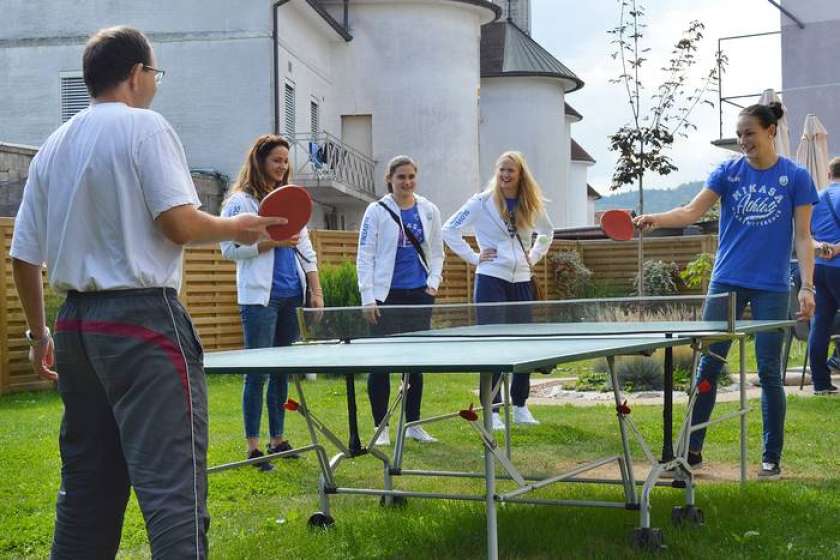 FOTO: Odbojkarice žogo zamenjale z loparjem