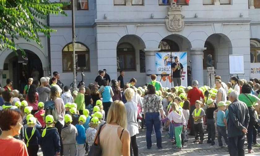 F&#38;A: Vse se vrača - z objemom
