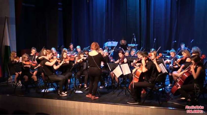 F&#38;V: Mladi glasbeniki Godalnega orkestra KD Stična z gosti v Straži