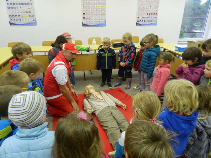 Vrtčevski otroci spoznavali defibrilator