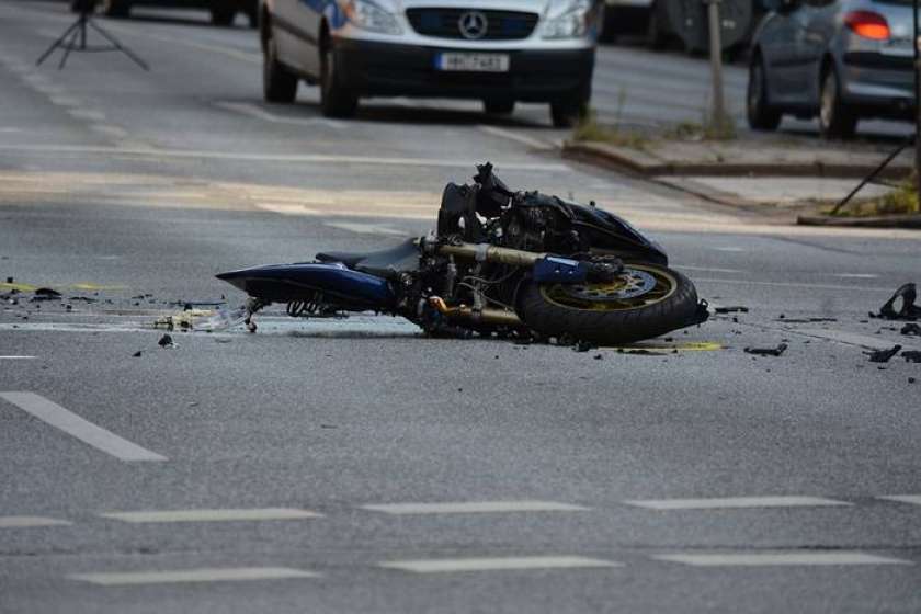 V Straži poškodovan motorist