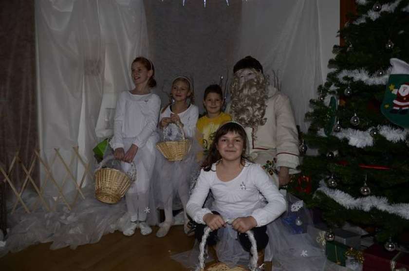 FOTO: Novoletni bazar in dedek Mraz 