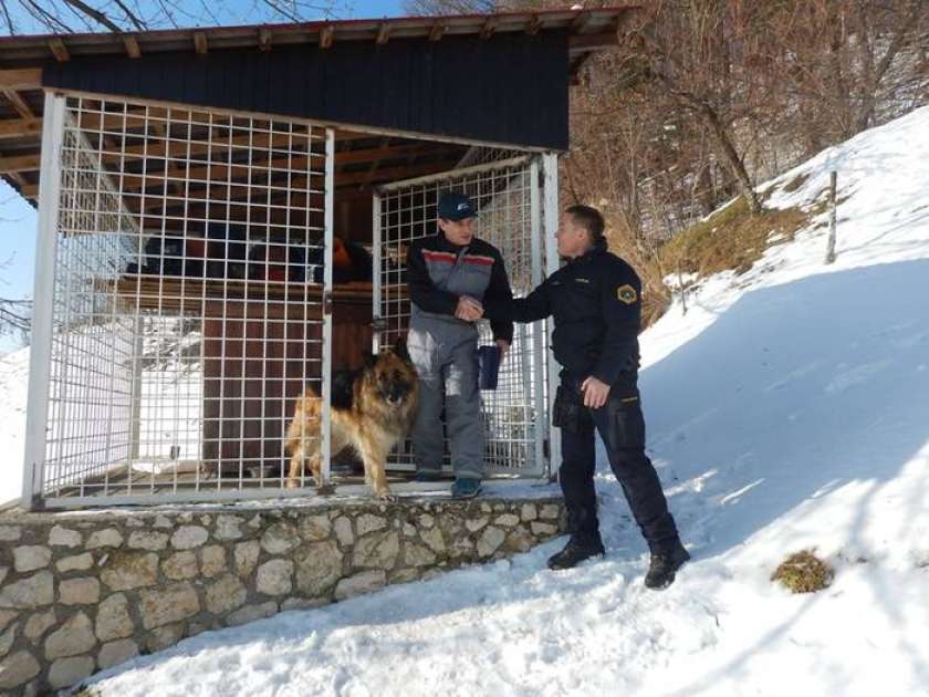 FOTO: Novomeški vodniki službenih psov preverjali skrb za živali