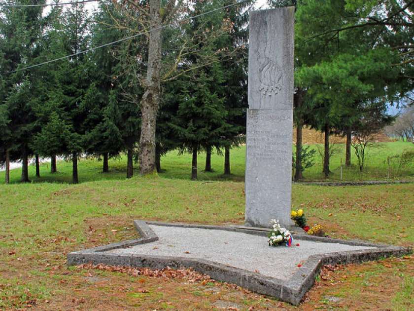 Neznanec poškodoval spomenik NOB pri Ribnici