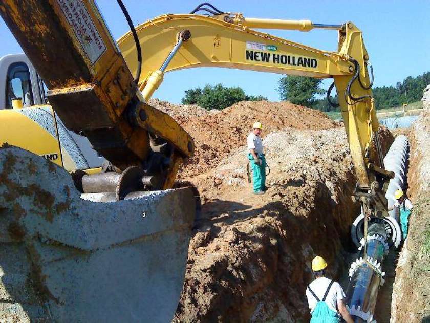 AVDIO: Na Dolenjskem hidravlična izboljšava vodovodnega sistema