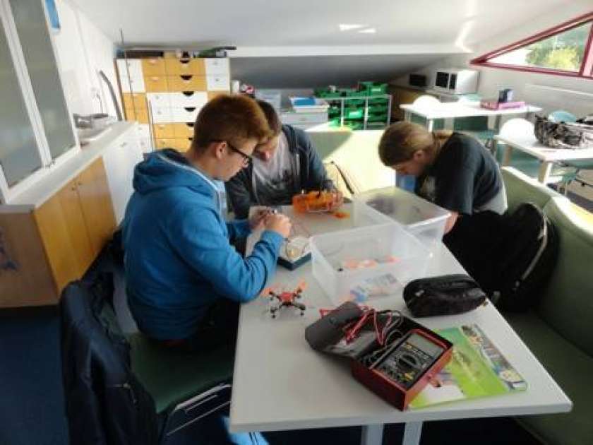 AVDIO: Pahor obiskal z donacijami urejen laboratorij za fiziko krške gimnazije