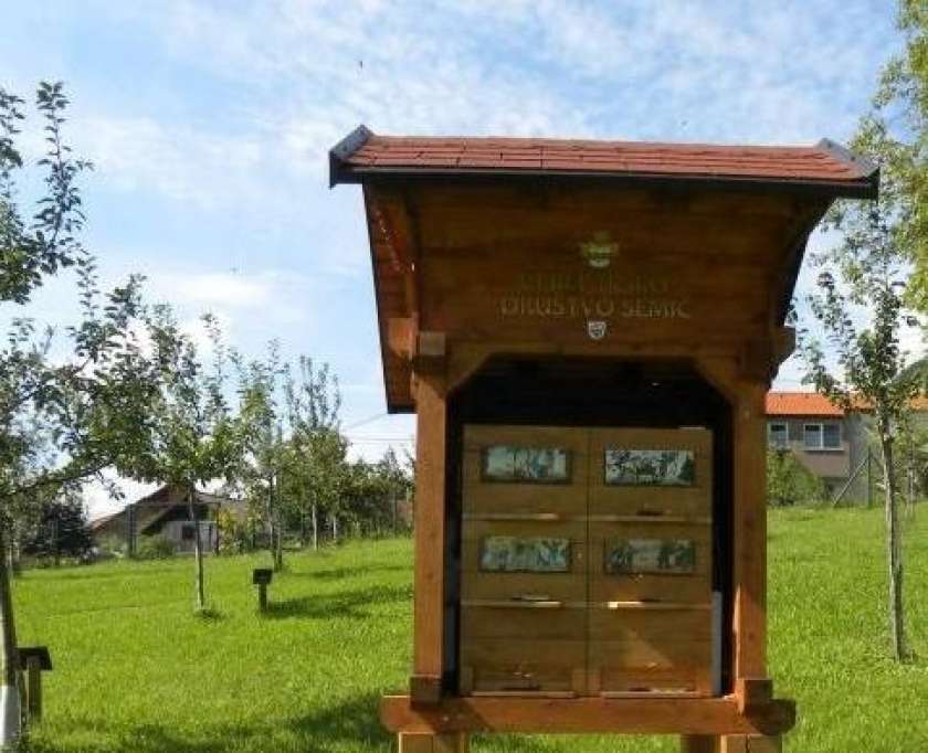 V Semiču mednarodno srečanje čebelarjev invalidov