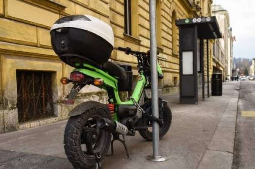 Predelan moped namesto 25 km/h dosegel 110 km/h