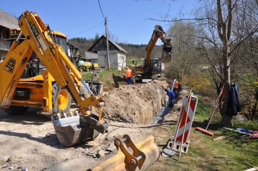 FOTO: Dogradili razsvetljavo in začeli gradnjo vodovoda in kanalizacije