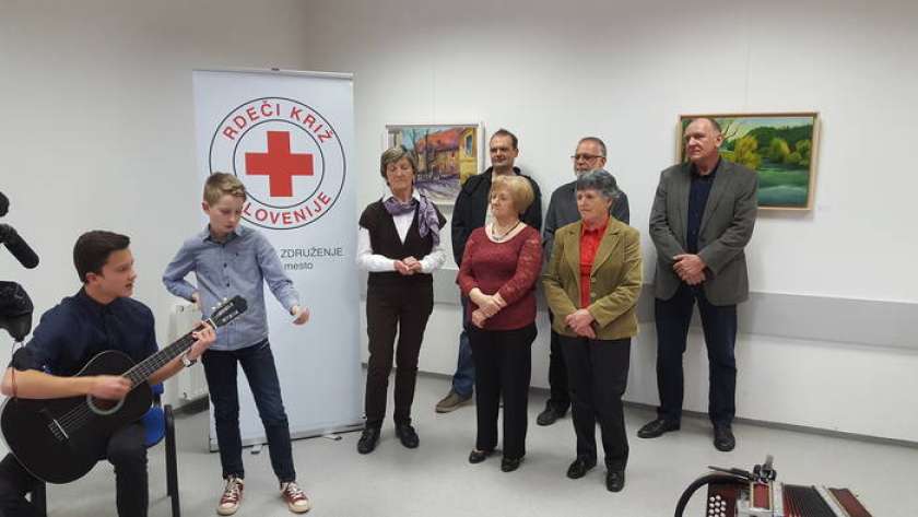 FOTO: Likovna sekcija KUD Dolenjske Toplice razstavlja v humanitarnem centru RK Novo mesto