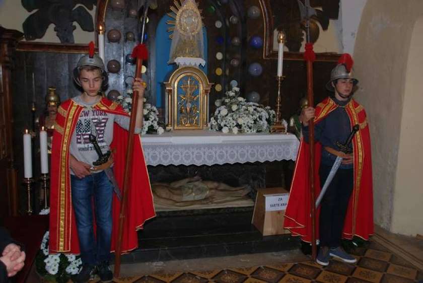 FOTO: Blagoslov velikonočnih jedi v Semiču 