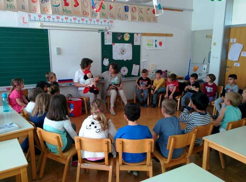 FOTO: »Učna« ura humanitarnosti s Križem kapico