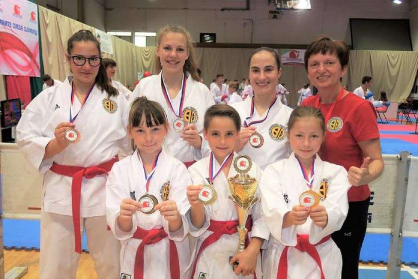 FOTO: Brežiške karateistke ekipne državne prvakinje