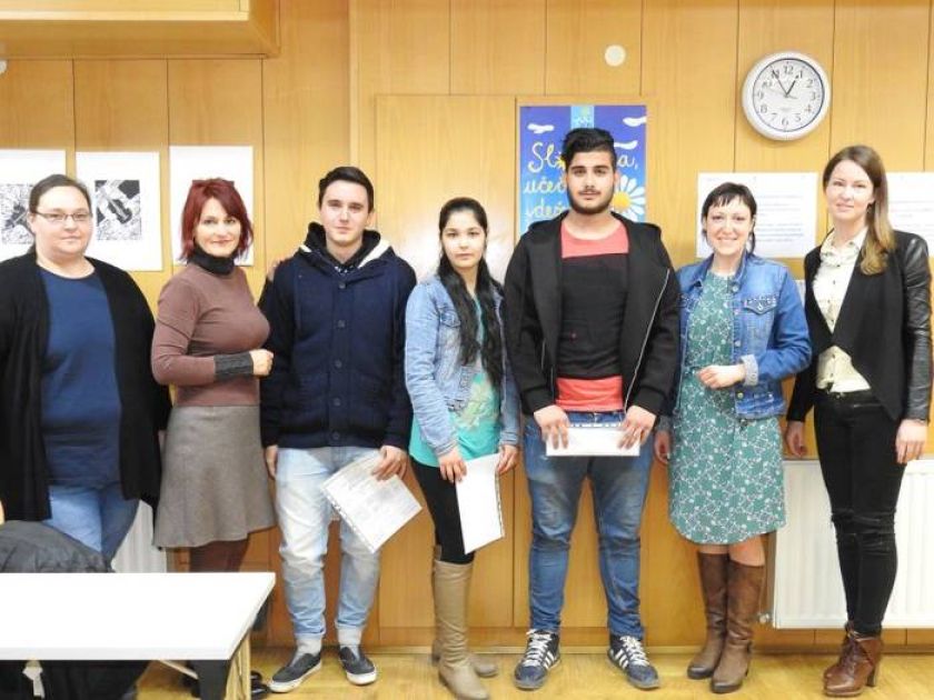 FOTO: Med 76 udeleženci izobraževanja je večina Romov 