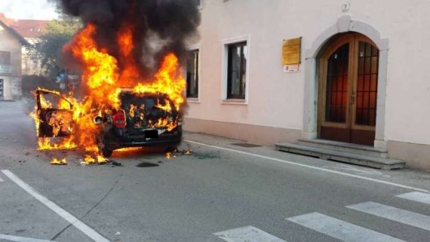 FOTO: V požaru vozila moški utrpel hude poškodbe