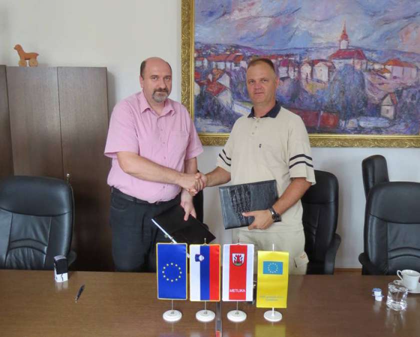 Podpisana pogodba za ureditev PC Pri Pildu v Metliki