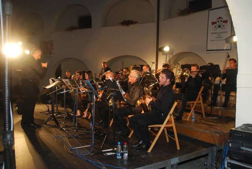 FOTO: Big Band Črnomelj se je predstavil v Metliki