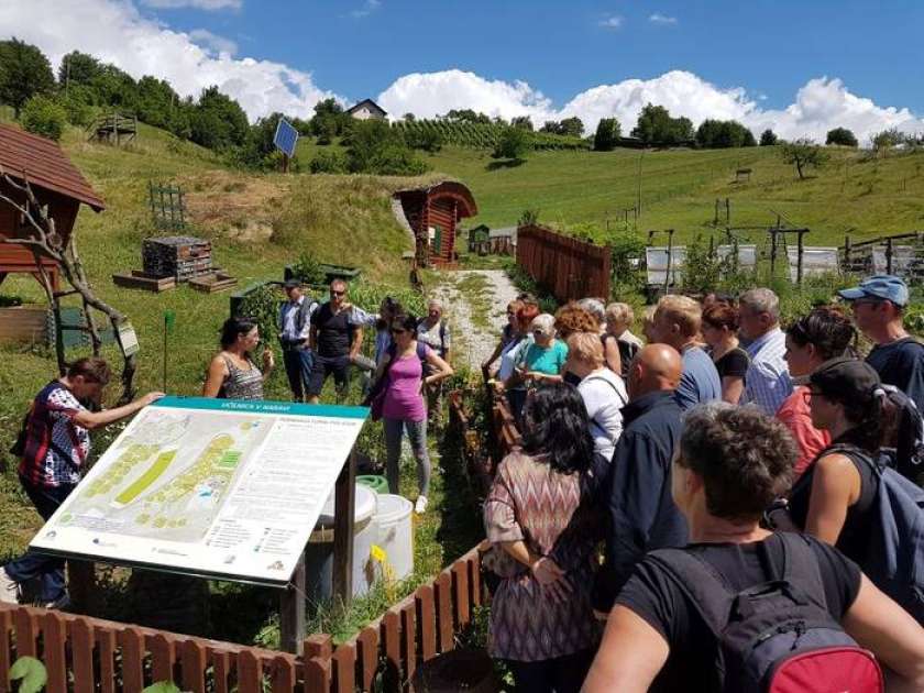 FOTO:  Z ekskurzije Belokranjcev za več samooskrbe