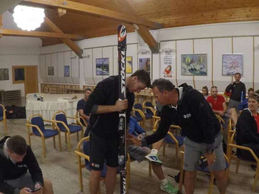 Štuhčeva Dragiću podarila par smukaških smuči 