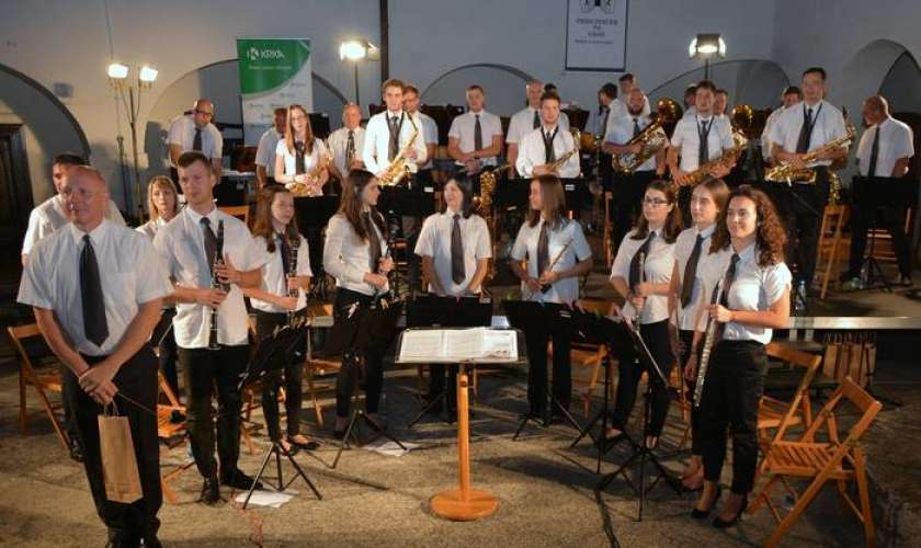 FOTO: Metliški godbeniki odhajajo na zaslužene počitnice