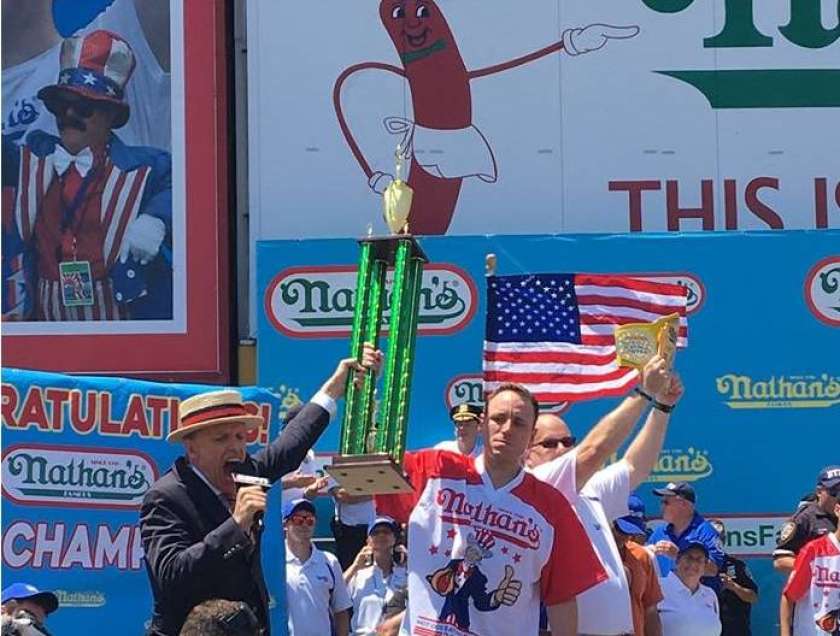 Kralj goltanja vročih hrenovk Joey Chestnut ostaja na prestolu 