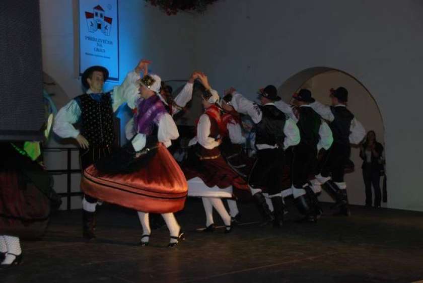 FOTO: Folklorna skupina iz Toronta navdušila v Metliki