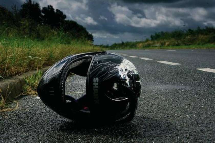 Pri Studencu hudo poškodovan motorist