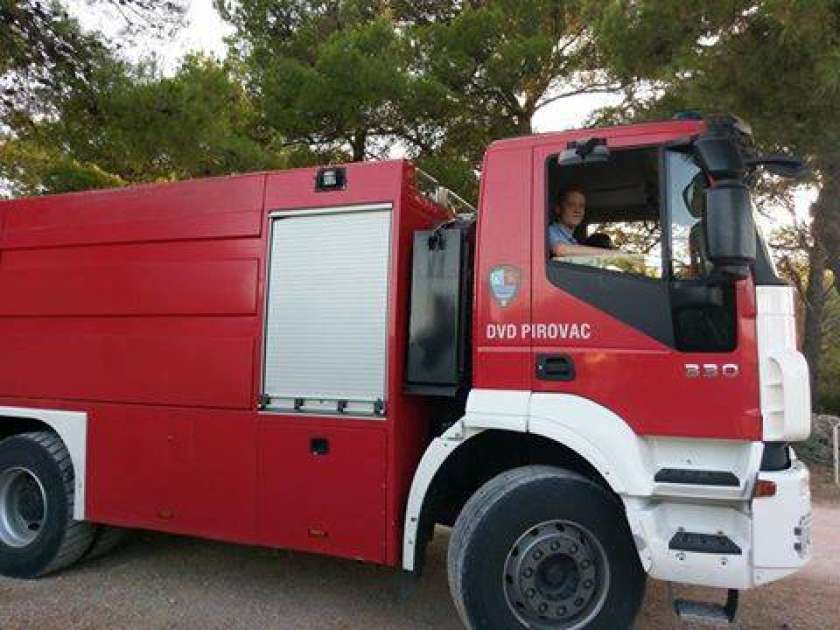 Hrvaški gasilci rešili begunca, ujetega v bitumen 