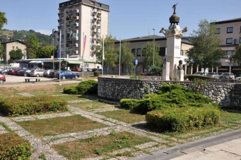 Obnova okolice spomenika v središču Sevnice