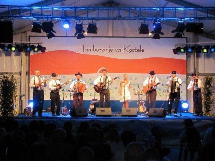 Tamburanje va Kostele drevi začenja z muzikanti