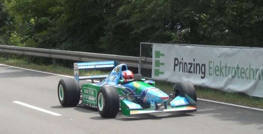 Mlajši Schumacher ob očetovi obletnici z velikim presenečenjem