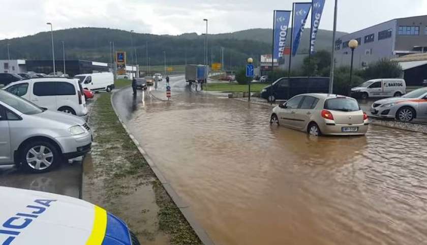 VIDEO: Včerajšnje neurje na Dolenjskem povzročilo kar nekaj preglavic