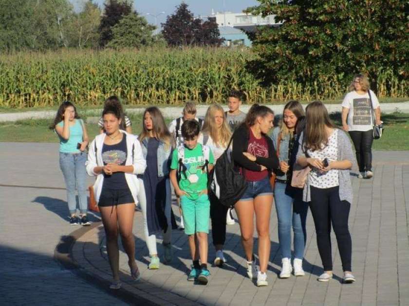 Za več kot 250.000 šolarjev se danes začenja novo šolsko leto 