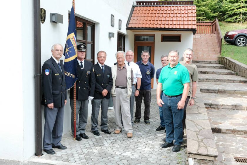 FOTO: Zamenjano obeležje na ribniku v Mačkovcih